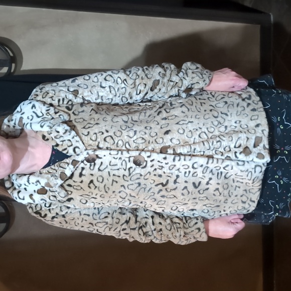 Sisters Outerwear Faux Fur Coat in Large Lined - Picture 8 of 8